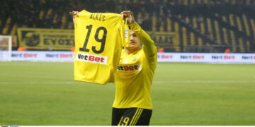 Ο Μάνου Γκαρθία πανηγύρισε το γκολ κατά του Βόλου με φανέλα στη μνήμη του Άλκη Καμπανού