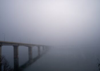 Η Υψηλή Γέφυρα Σερβίων καλυμμένη στην ομίχλη – Εντυπωσιακές φωτογραφίες