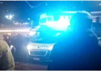 Πανικός στο Μέτσοβο: Η στιγμή που βεγγαλικό πέφτει σε πλήθος