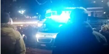 Πανικός στο Μέτσοβο: Η στιγμή που βεγγαλικό πέφτει σε πλήθος