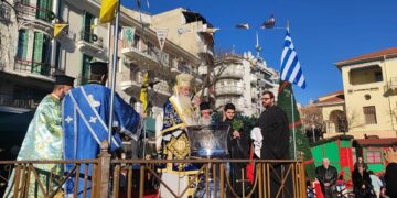 “Εν Ιορδάνη” παρουσία πλήθος κόσμου στην κεντρική πλατεία Κοζάνης