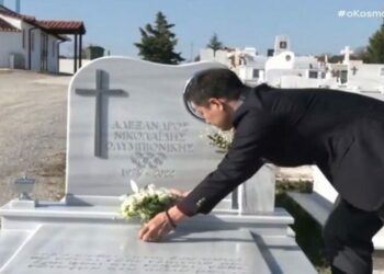 Στον τάφο του Αλέξανδρου Νικολαΐδη ο Κορεάτης Μουν Ντάε Σουνγκ που τον είχε νικήσει στον τελικό της Αθήνας