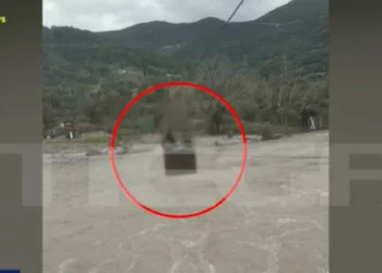Κακοκαιρία: Μαθητές στο Θερμό Τριχωνίδας πέρασαν από ποτάμι με αυτοσχέδιο τελεφερίκ