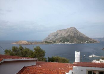 Τέλενδος: Συγκινεί ο δάσκαλος – Ταξιδεύει με καΐκι για να κάνει μάθημα στον μοναδικό μαθητή [βίντεο]