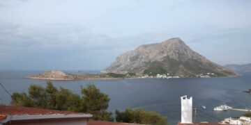 Τέλενδος: Συγκινεί ο δάσκαλος – Ταξιδεύει με καΐκι για να κάνει μάθημα στον μοναδικό μαθητή [βίντεο]