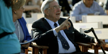 Τέως βασιλιάς Κωνσταντίνος: Θα του αποδοθούν τιμές αρχηγού κράτους; - Η κυβέρνηση αποφασίζει για την ταφή