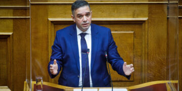 Θέμης Χειμάρας: Παραιτήθηκε από βουλευτής, αντικαθίσταται από την Ελένη Μακρή