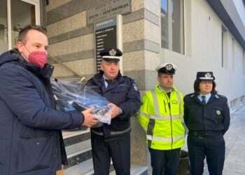 Η Τροχαία Κοζάνης δώρισε ένα κάθισμα αυτοκινήτου στους γονείς του πρώτου παιδιού που γεννήθηκε το 2023