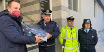 Η Τροχαία Κοζάνης δώρισε ένα κάθισμα αυτοκινήτου στους γονείς του πρώτου παιδιού που γεννήθηκε το 2023