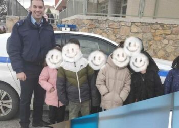 Αστυνομικοί της Τροχαίας Κοζάνης κοντά σε μαθητές πρωτοβάθμιας εκπαίδευσης