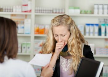 Βήχας: Γιατί επιμένει μετά από ίωση – Πόσο πρέπει να ανησυχούμε