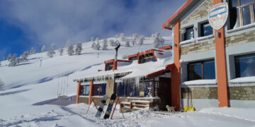 Υπέροχες σημερινές εικόνες από το χιονοδρομικό της Βασιλίτσας – Λιακάδα κι ονειρικό χιονισμένο τοπίο