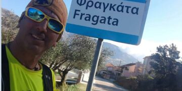 Ο δρομέας μεγάλων αποστάσεων από την Πτολεμαΐδα ΤΕΜΟΝΑΕΚ τρέχει και εξερευνεί την Κεφαλονιά