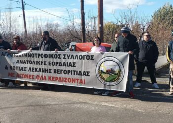 Έβγαλαν τα τρακτέρ στις πλατείες των χωριών οι αγρότες – Φωτογραφίες