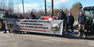 Έβγαλαν τα τρακτέρ στις πλατείες των χωριών οι αγρότες – Φωτογραφίες