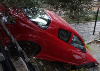 Απίστευτο τροχαίο στη Θεσσαλονίκη: Αυτοκίνητο κατέληξε σε… αυλή σπιτιού