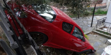 Απίστευτο τροχαίο στη Θεσσαλονίκη: Αυτοκίνητο κατέληξε σε… αυλή σπιτιού