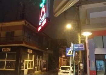 Έντονη χιονόπτωση αυτή την ώρα στην Πτολεμαΐδα (βίντεο)