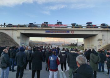 Αγρότες: Παραμένουν στα μπλόκα – Αύριο θα αποφασιστεί αν θα κλείσουν το δρόμο στον κόμβο του Φιλώτα