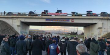 Αγρότες: Παραμένουν στα μπλόκα – Αύριο θα αποφασιστεί αν θα κλείσουν το δρόμο στον κόμβο του Φιλώτα