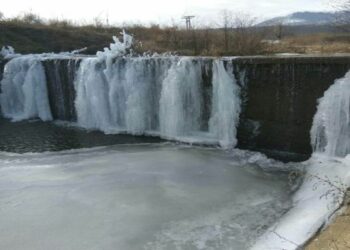 Όμορφο τοπίο από το παγωμένο ποτάμι στην Άρδασσα