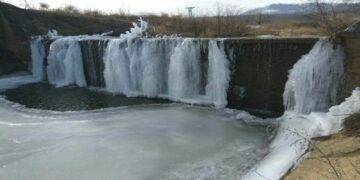 Όμορφο τοπίο από το παγωμένο ποτάμι στην Άρδασσα