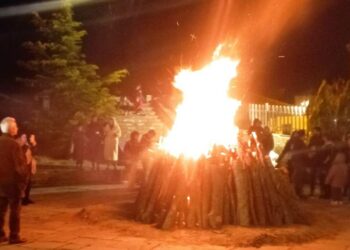 Άναμμα των κλαδαριών  στην Βλάστη (φωτογραφίες)