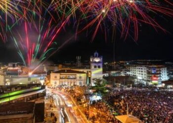 Η πανέμορφη φωτογραφία του Αργύρη Καραμούζα από το χθεσινό πάρτι νεολαίας στην Κοζάνη