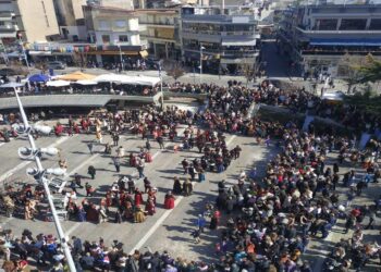 Μικρή Αποκριά στην Κοζάνη: “Βούλιαξε” η πλατεία με την κοινή παρουσία των Φανών