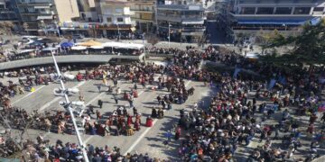 Μικρή Αποκριά στην Κοζάνη: “Βούλιαξε” η πλατεία με την κοινή παρουσία των Φανών
