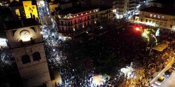 Κοζανίτικη Αποκριά: “Βούλιαξε” από κόσμο η πλατεία το βράδυ του Σαββάτου με πάρτι Νεολαίας, Βραδιά Μικρασίας , τον Φανό Λάκκος τ΄Μάγγαν και μοντέρνους χορούς