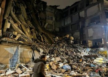 Τουρκία: Ισχυρός σεισμός 7,8 Ρίχτερ με πολλούς νεκρούς – Κατέρρευσαν κτίρια, δεκάδες παγιδευμένοι στα συντρίμμια