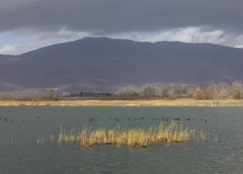Λίμνη Βεγορίτιδα: Η αφετηρία μιας διαδρομής σε πανέμορφα χειμερινά τοπία