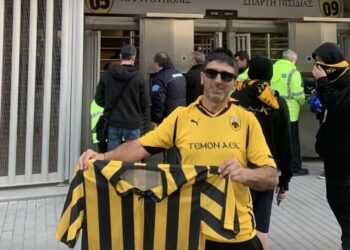 Ο ΤΕΜΟΝ ΑΕΚ Γιώργος Ζαχαριάδης χάρισε μια ιστορική του φανέλα στο μουσείο ιστορίας της ΑΕΚ