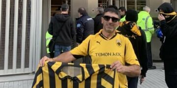 Ο ΤΕΜΟΝ ΑΕΚ Γιώργος Ζαχαριάδης χάρισε μια ιστορική του φανέλα στο μουσείο ιστορίας της ΑΕΚ