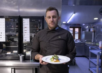 Άγγελος Ναουμίδης: Ο σεφ που αναδεικνύει τον Άγιο Παντελεήμονα -Από το travel.gr