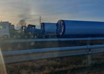 Τμήματα από ανεμογεννήτριες μεταφέρονται στο δρόμο από Λακκιά προς ΑΗΣ Αμυνταίου