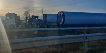 Τμήματα από ανεμογεννήτριες μεταφέρονται στο δρόμο από Λακκιά προς ΑΗΣ Αμυνταίου