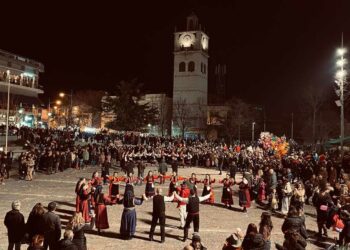 Με αρκετό κόσμο η έναρξη των αποκριάτικων εκδηλώσεων στην κεντρική πλατεία Κοζάνης-VIDEO