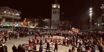 Με αρκετό κόσμο η έναρξη των αποκριάτικων εκδηλώσεων στην κεντρική πλατεία Κοζάνης-VIDEO