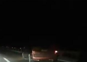 Αυτοκίνητο χωρίς φώτα στο δρόμο Πτολεμαϊδας- Κοζάνης- Άναβε το φλας για τον βλέπουν(VIDEO)