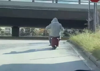 Κινούμενη βόμβα σε ηλεκτρικό πατίνι: Οδηγούσε ανάποδα στον Κηφισό, έχοντας για σέλα… φιάλη υγραερίου!