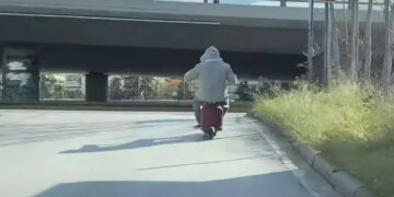 Κινούμενη βόμβα σε ηλεκτρικό πατίνι: Οδηγούσε ανάποδα στον Κηφισό, έχοντας για σέλα… φιάλη υγραερίου!