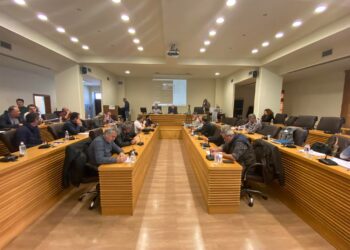 Ουδέν μονιμότερον του προσωρινού- Μένουν επ’ αόριστο τα τραπεζοκαθίσματα στο πάνω μέρος της κεντρικής πλατείας στην Κοζάνη