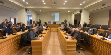 Ουδέν μονιμότερον του προσωρινού- Μένουν επ’ αόριστο τα τραπεζοκαθίσματα στο πάνω μέρος της κεντρικής πλατείας στην Κοζάνη