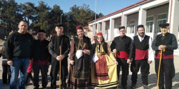 Το έθιμο του φανού αναβίωσε στο δημοτικό σχολείο Δρεπάνου