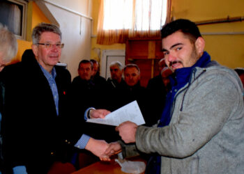 Φλώρινα: Επιδόθηκαν οι τίτλοι κυριότητας στους δικαιούχους του αναδασμού του αγροκτήματος Σιταριάς – Σ. Σ. Βεύης