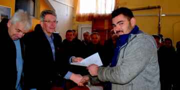 Φλώρινα: Επιδόθηκαν οι τίτλοι κυριότητας στους δικαιούχους του αναδασμού του αγροκτήματος Σιταριάς – Σ. Σ. Βεύης