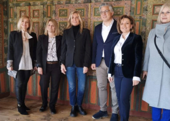 Φωτογραφίες της Μαρέβα Μητσοτάκη από την επίσκεψη της στην Σιάτιστα