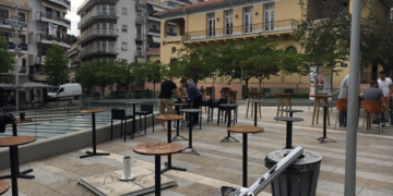 H «μάχη των τραπεζοκαθισμάτων» και η πραγματική αξίας μιας σιδηροδρομικής γραμμής – Ο Ανεμοδείκτης 24/2